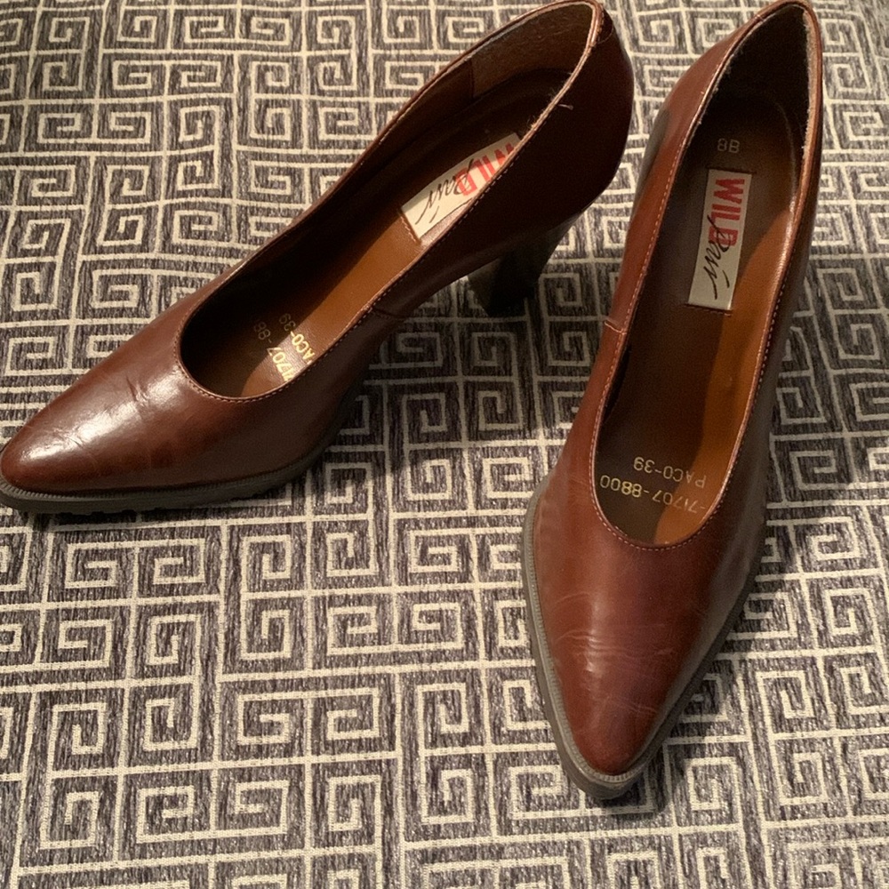Leather pumps